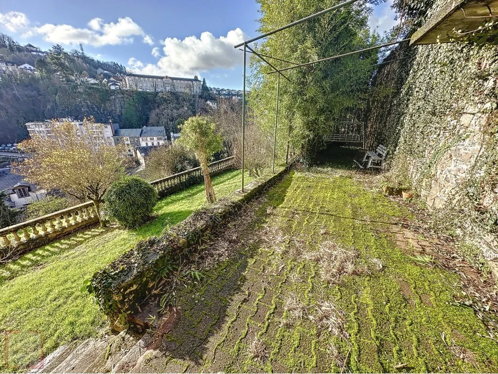 JOLIE MAISON ATYPIQUE RENOVEE AVEC JARDIN