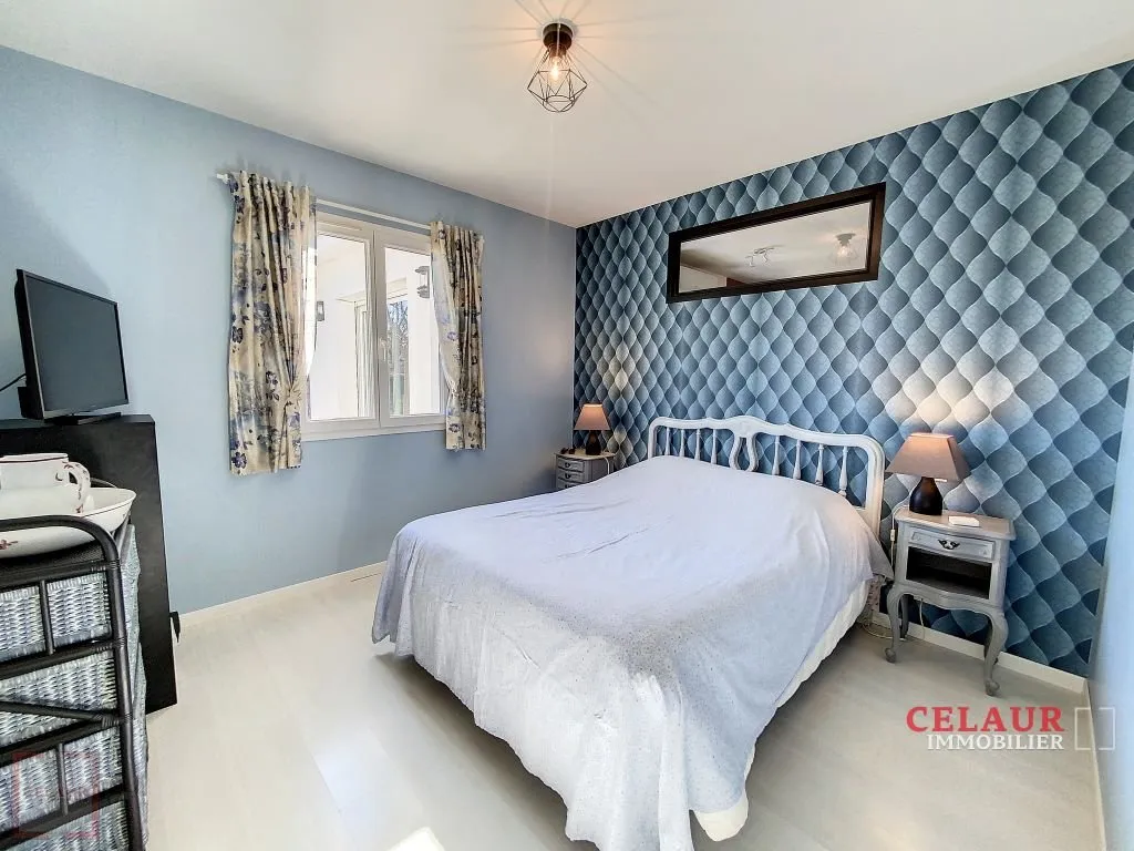 PLAIN PIED DE 2008 AVEC PISCINE ET DEPENDANCE SUR 1HA