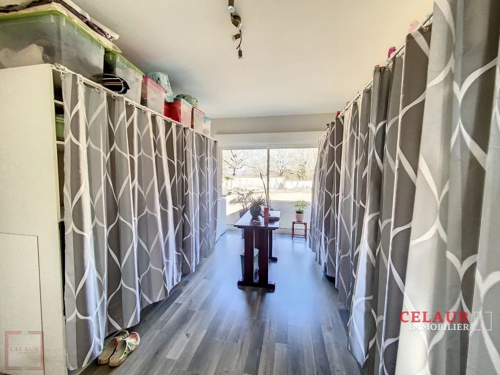 PLAIN PIED DE 2008 AVEC PISCINE ET DEPENDANCE SUR 1HA