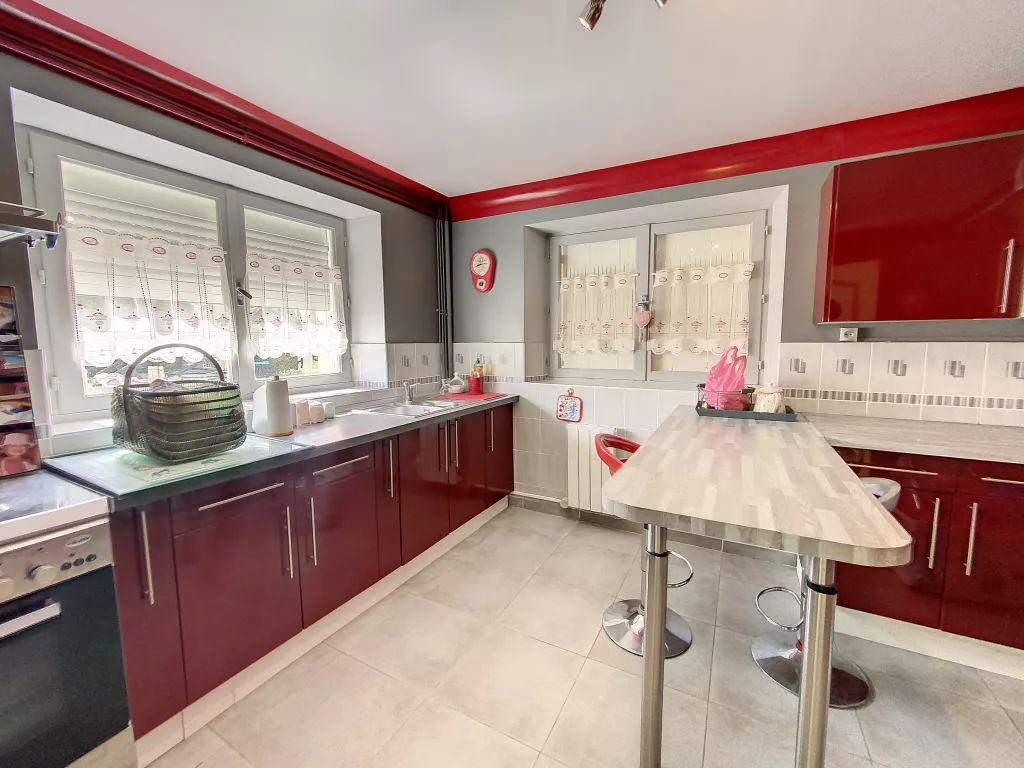 Maison cossue commerces &agrave; pied