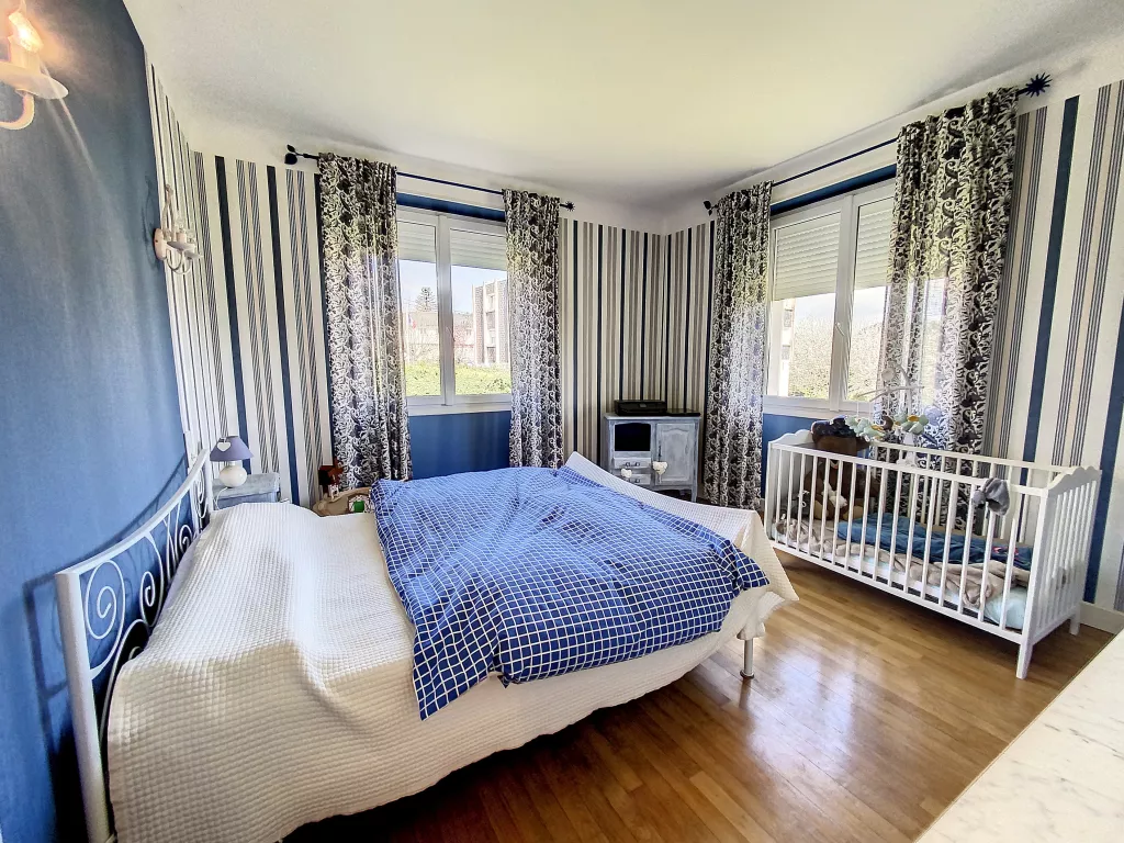 Maison cossue commerces &agrave; pied