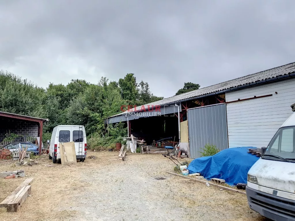 Grande maison avec entrep&ocirc;ts