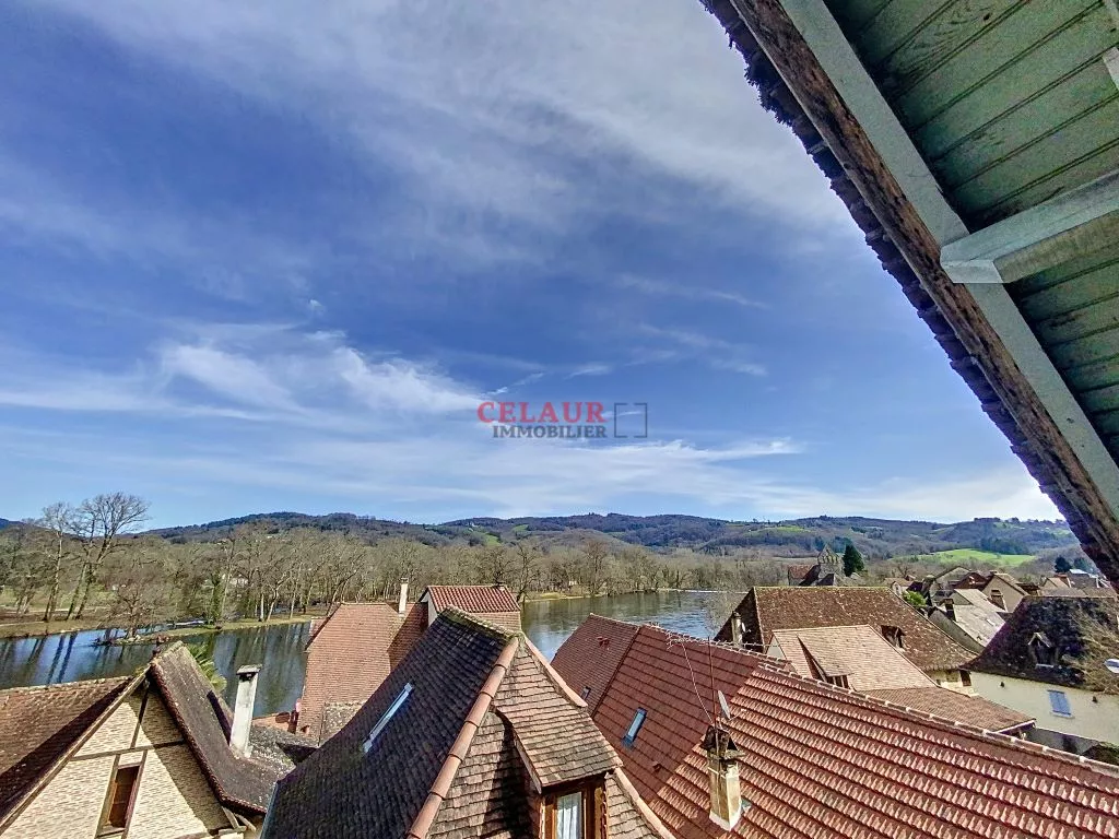 MAISON DE VILLE AVEC TERRASSE ET JARDIN