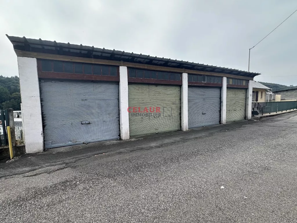 MAISON DE VILLE AVEC QUATRE GARAGES