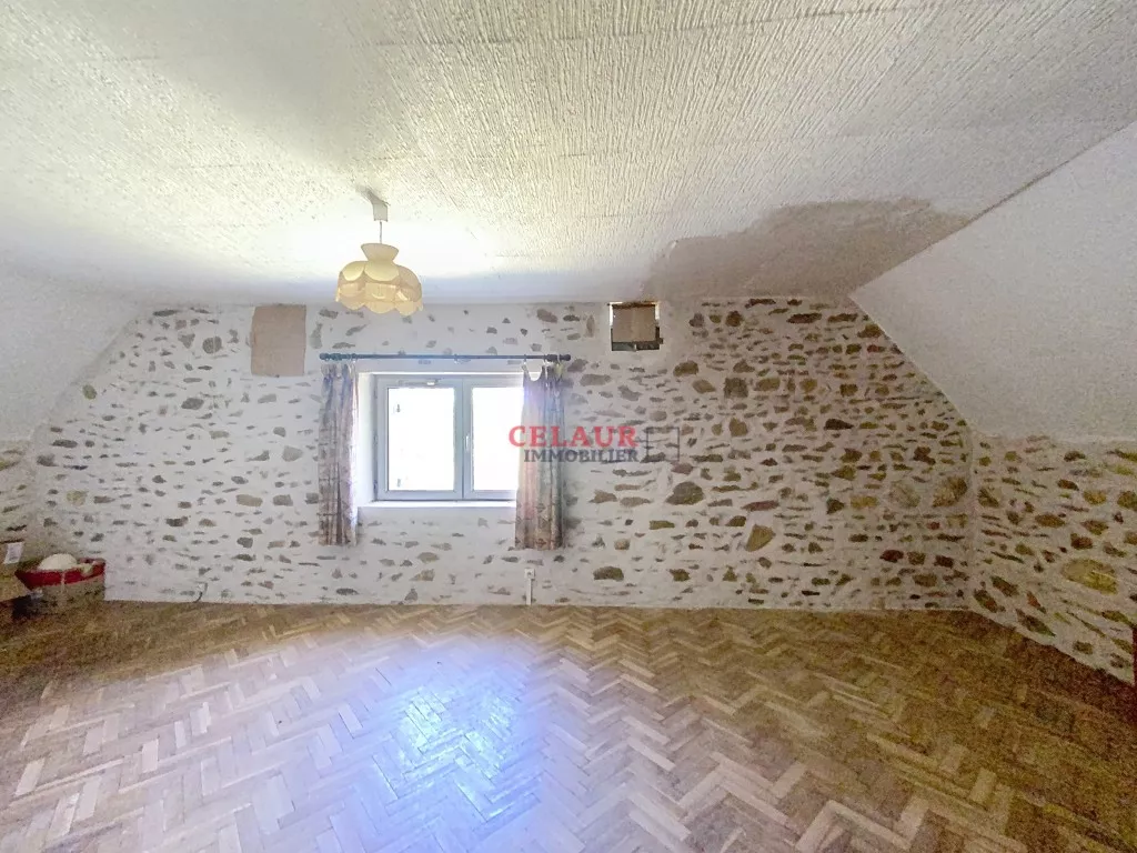 Long&egrave;re en pierres avec environ 8500m&sup2; de terrain