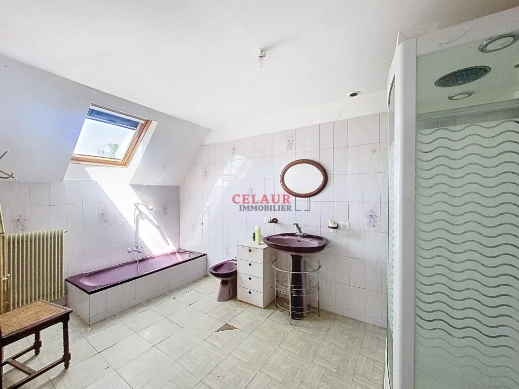 Long&egrave;re en pierres avec environ 8500m&sup2; de terrain