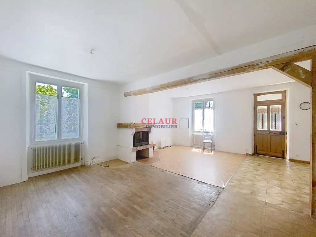 Long&egrave;re en pierres avec environ 8500m&sup2; de terrain