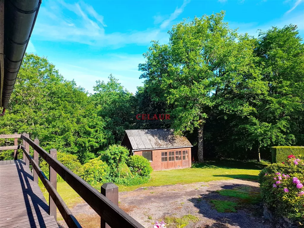 Propri&eacute;t&eacute; avec d&eacute;pendances, travers&eacute;e par une rivi&egrave;re