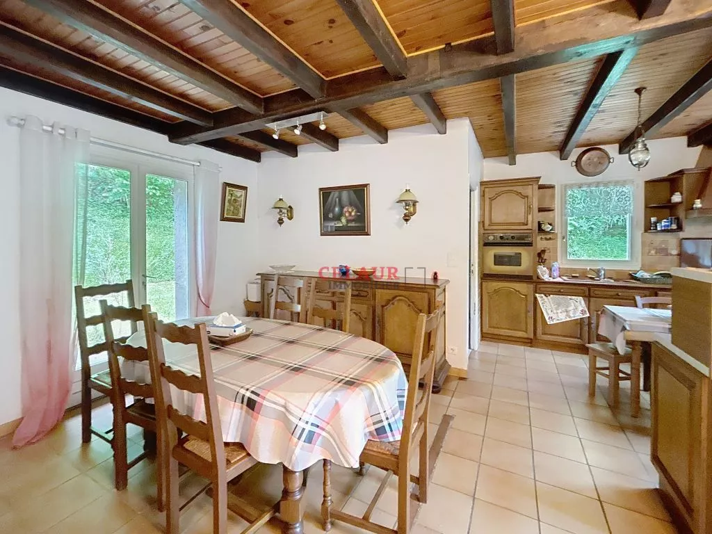 Sans voisins, sur 1 ha de terrain, maison et d&eacute;pendance avec &eacute;tang