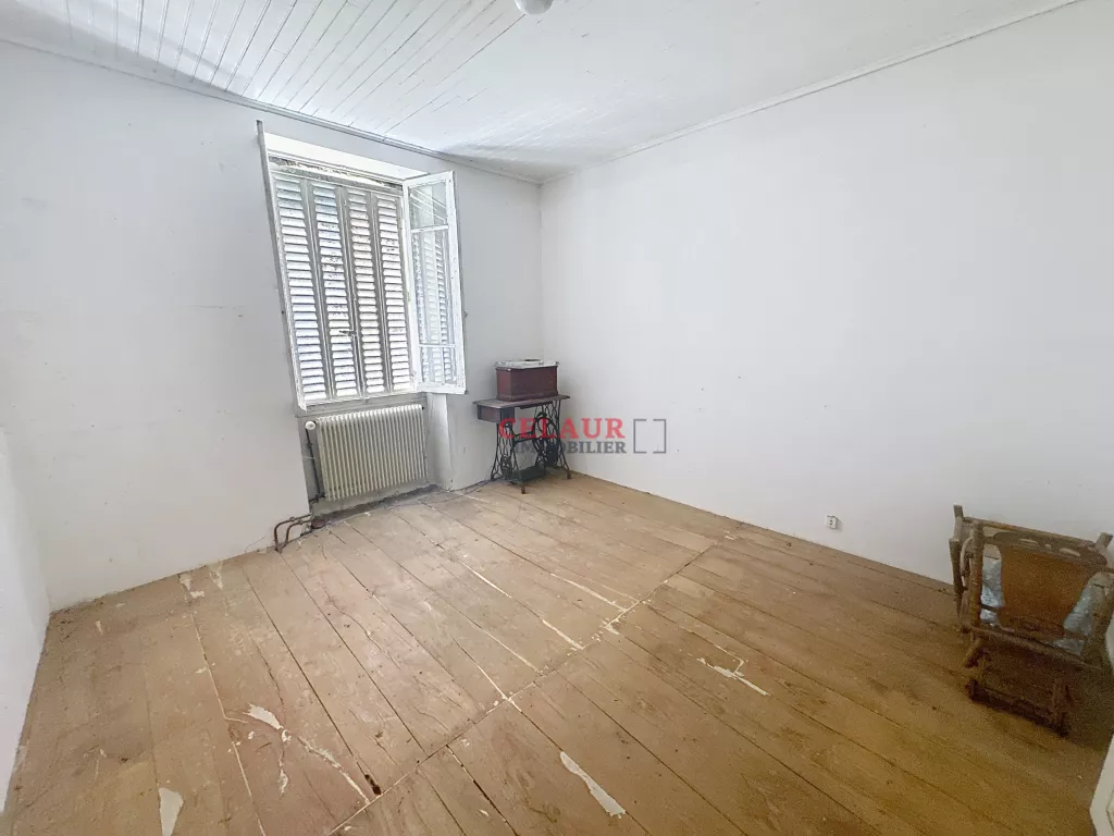 MAISON EN PIERRES AVEC TERRAINS ET DEPENDANCES