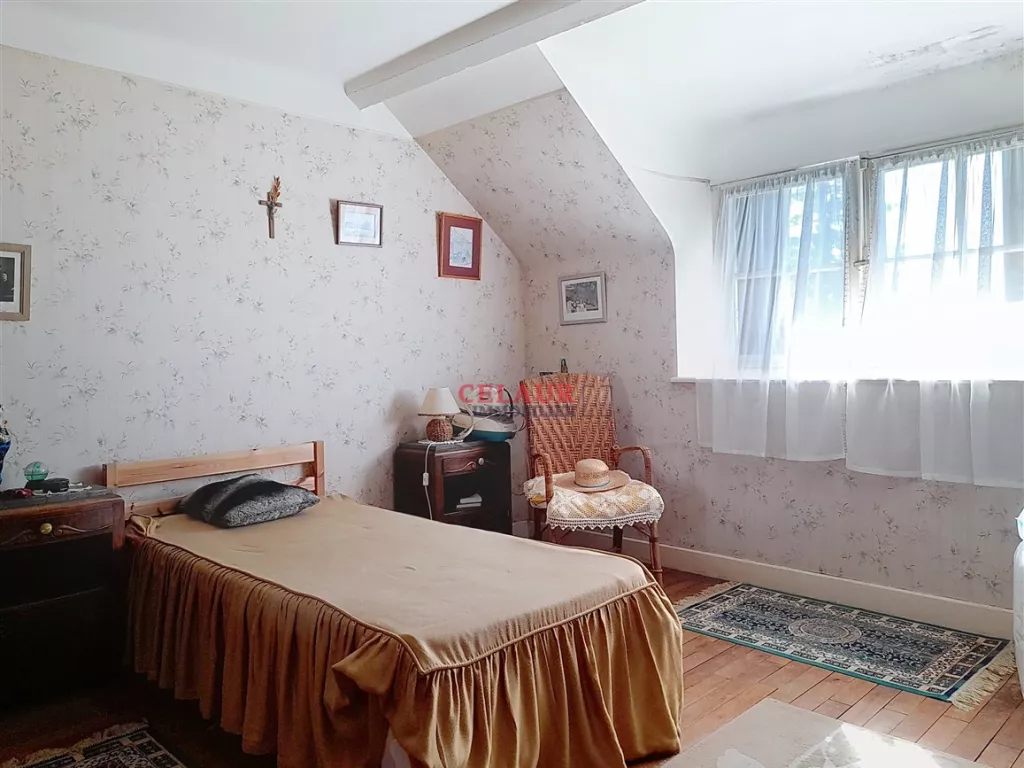 Maison familiale avec d&eacute;pendance et jardin arbor&eacute; et clos.