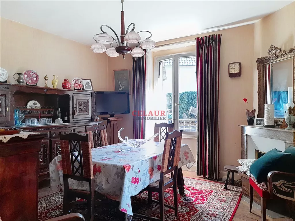 Maison familiale avec d&eacute;pendance et jardin arbor&eacute; et clos.