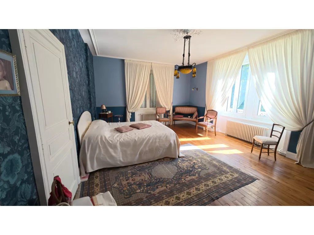 Maison de ma&icirc;tre sur plus de 5 hectares