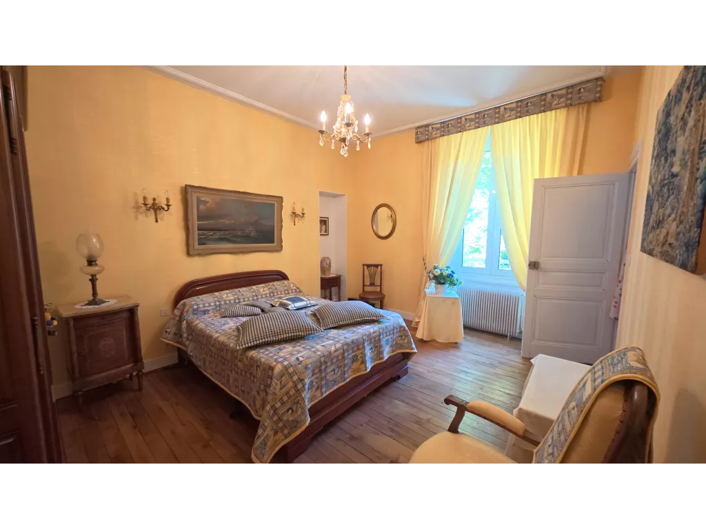 Maison de ma&icirc;tre sur plus de 5 hectares