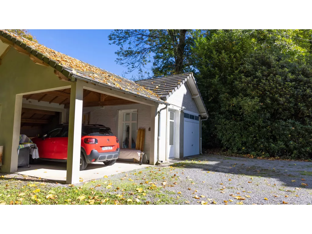 Maison de ma&icirc;tre sur plus de 5 hectares