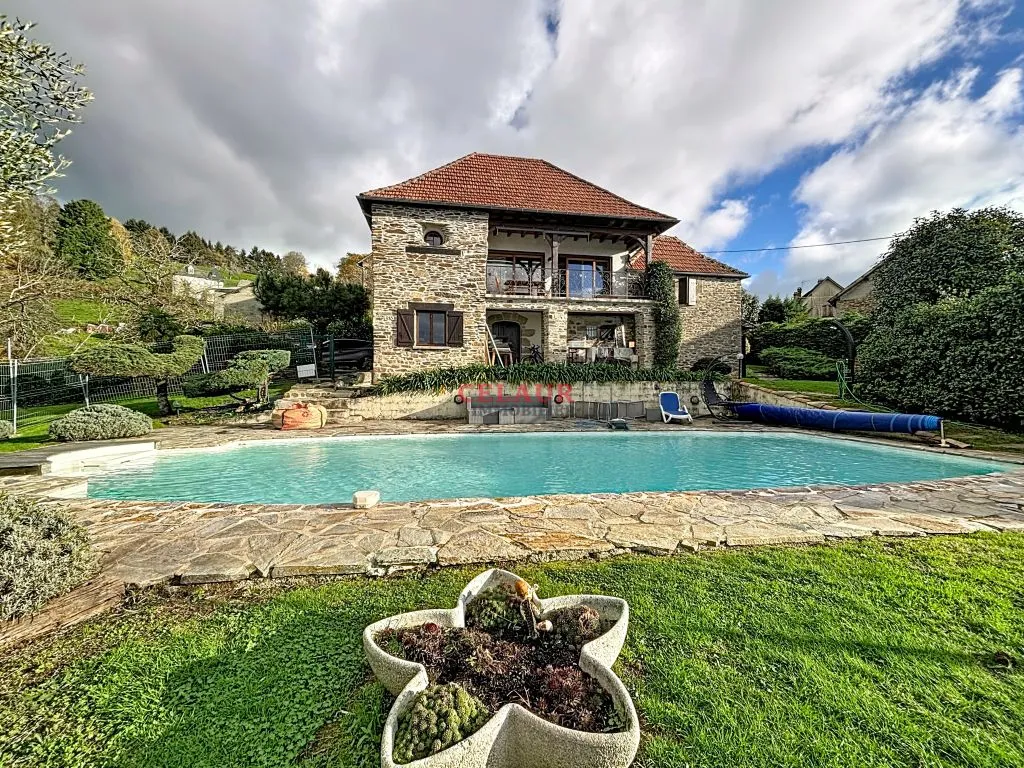 MAISON DE CARACTERE AVEC PISCINE ET VUE
