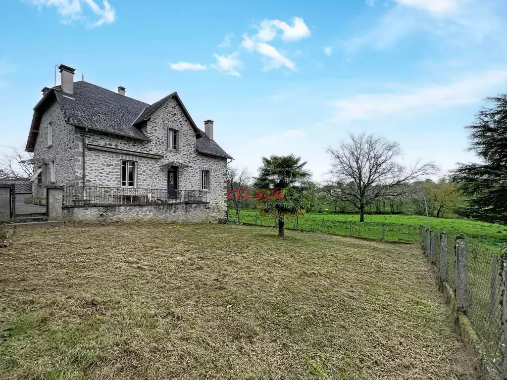 MAISON EN PIERRES AVEC TERRAINS ET DEPENDANCES