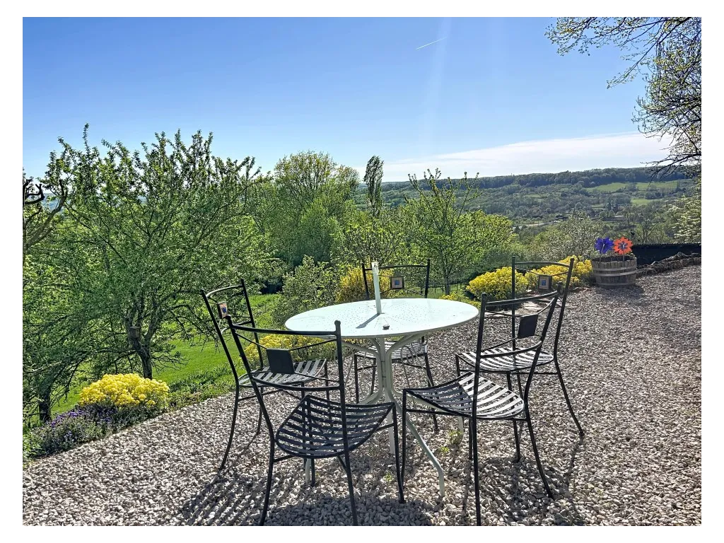 Maison en pierre avec vue
