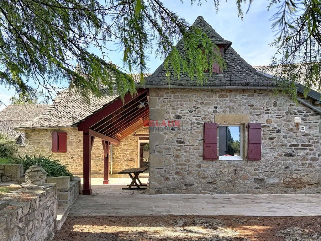 PROPRIETE EN PIERRE AVEC PARC ET PISCINE