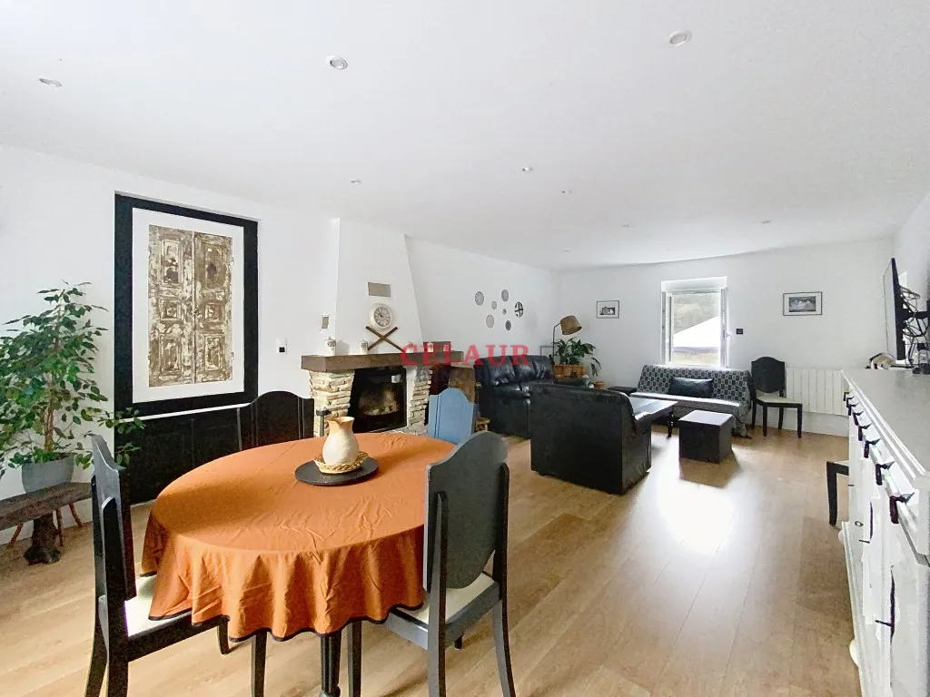 Ensemble en pierres avec 2454m&sup2; de terrain