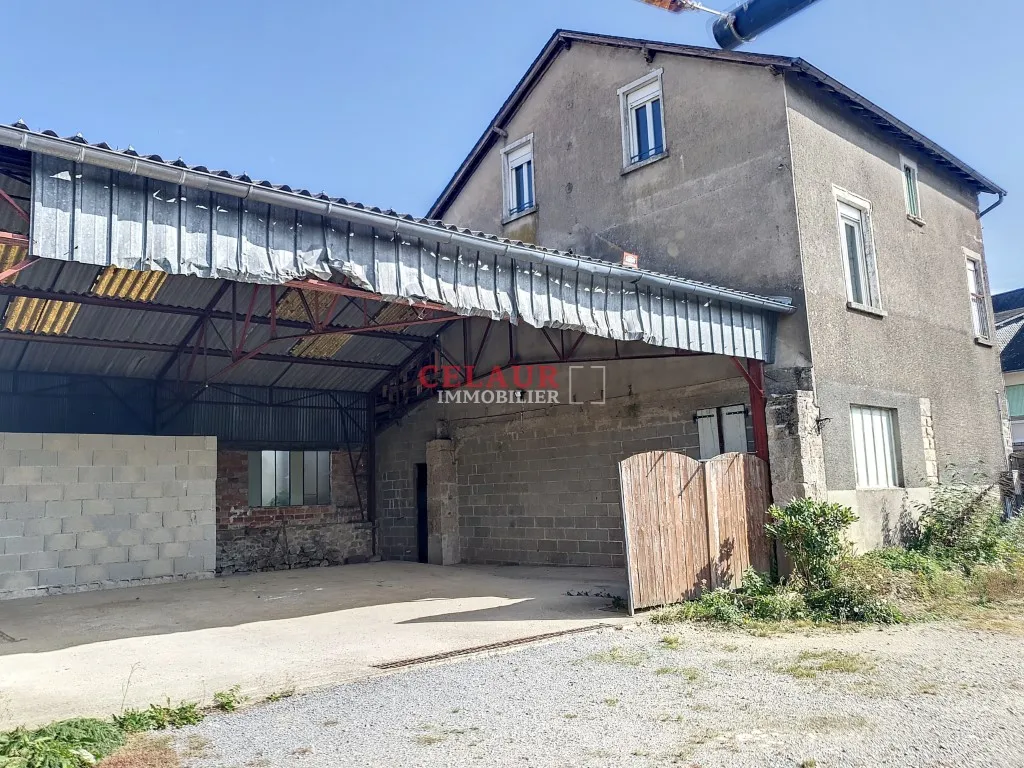Grande maison avec entrep&ocirc;ts