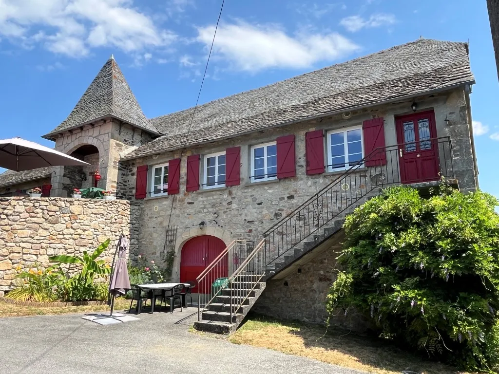 MAGNIFIQUE GRANGE RENOVEE AVEC SES 2 G&Icirc;TES...