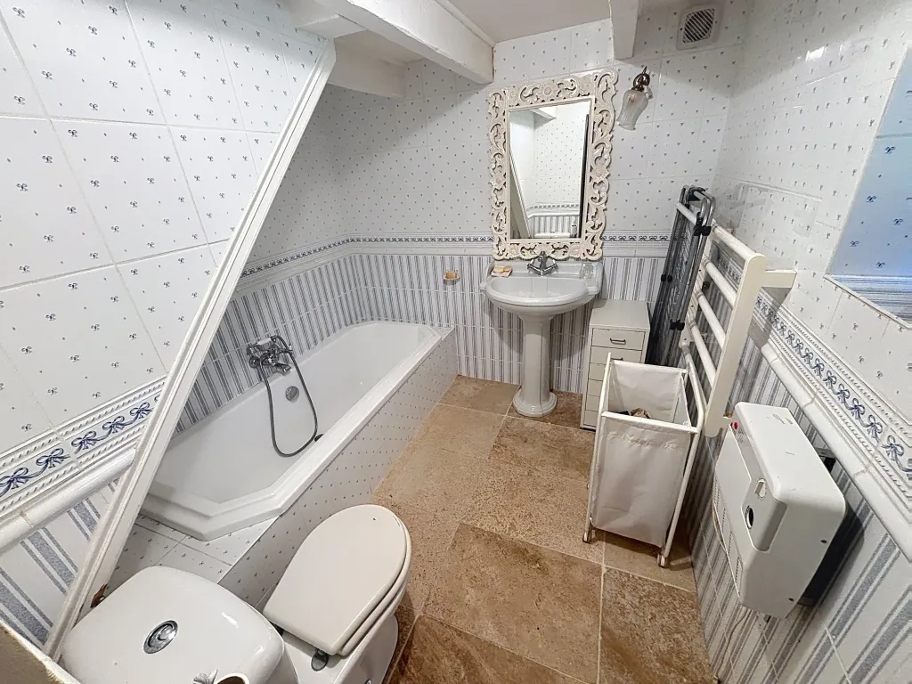 Maison en pierre avec piscine